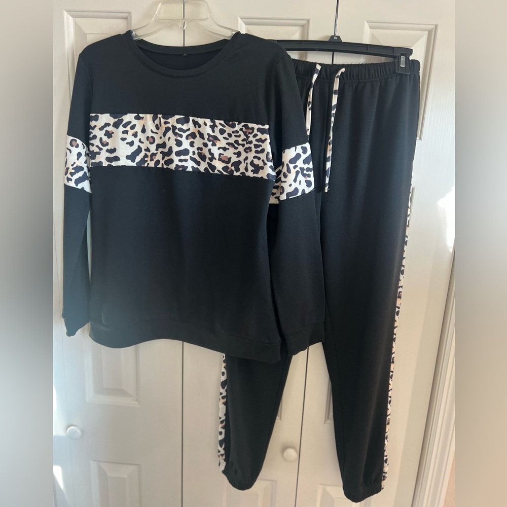 Leopard Print ladies Retro sweatshirt and sweatpants Set. M.